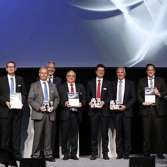 Gewinner des 4. NEWCAST Awards im Forum des bdguss, Bundesverband der Deutschen Gießerei-Industrie auf der GMTN 2015. V.l.n.r: Martin Guthoff (Georg Fischer Automotive), Dr. Martin A. Stehle (Georg Fischer Automotive), Joachim Schäfer (Geschäftsführer der Messe Düsseldorf), Hans Zeller( MWS), Josef Stiegler (MWS), Thomas Funke( Kemper) und Sebastian Ruhland(Kemper). Gewinner des 4. NEWCAST Awards im Forum des bdguss, Bundesverband der Deutschen Gießerei-Industrie auf der GMTN 2015. V.l.n.r: Martin Guthoff (Georg Fischer Automotive), Dr. Martin A. Stehle (Georg Fischer Automotive), Joachim Schäfer (Geschäftsführer der Messe Düsseldorf), Hans Zeller( MWS), Josef Stiegler (MWS), Thomas Funke( Kemper) und Sebastian Ruhland(Kemper).