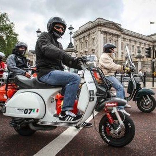 Von überall her kamen die Vespa-Fans an die Adriaküste. Von überall her kamen die Vespa-Fans an die Adriaküste.