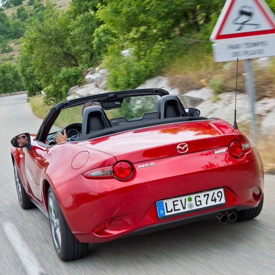 Dem Mazda MX-5 sowie den baugleichen Modellen 124 Spider von Fiat/Abbarth drohen blockierende Hinterräder. Dem Mazda MX-5 sowie den baugleichen Modellen 124 Spider von Fiat/Abbarth drohen blockierende Hinterräder.