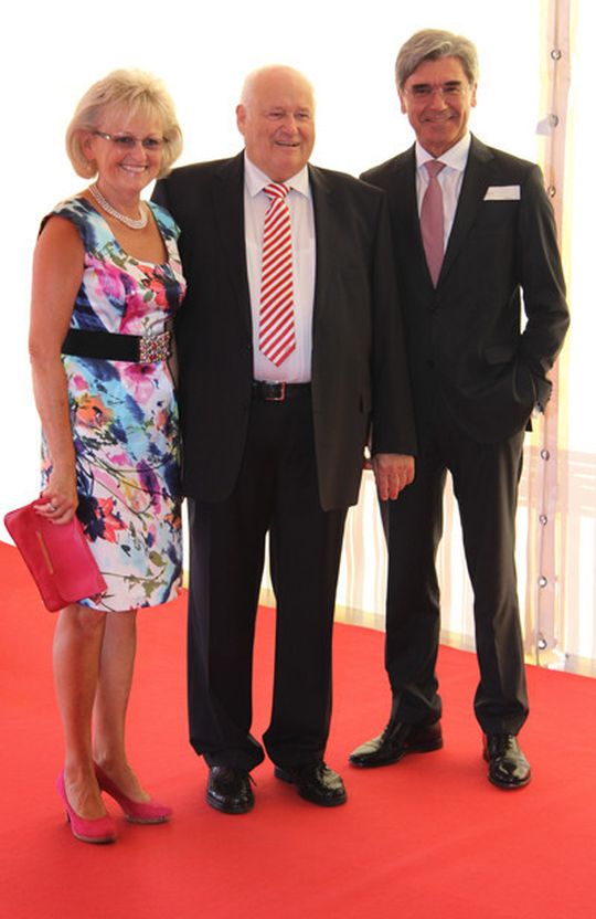 Manfred Zollner mit Joe Kaeser und Gattin Rosemarie auf der Feiert zum 50-sten Firmenjubiläum Manfred Zollner mit Joe Kaeser und Gattin Rosemarie auf der Feiert zum 50-sten Firmenjubiläum