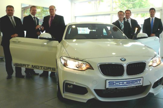 Großer Bahnhof: (v.li.) Frank Dräger (Geschäftsführer Schubert Motors), Uwe Mirschel (BMW-Gebietsleiter Aftersales), Uwe Rokosch (Leiter BTZ Möckern), Thomas Härtwig (Leiter Aus‐ und Weiterbildung BTZ Möckern), Torsten Schubert (Geschäftsführer Schubert Motors) und Thomas Halangk (Verkaufsleiter Schubert Motors in Magdeburg).