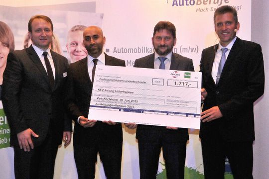 Großzügige Unterstützung für die Ausbildung: (v.li.) Michael Frank (Kfz-Innung Unterfranken), Johannes Kahn (Fuchs Schmierstoffe), Christian Schopf (Baywa) und Roland Hoier (Kfz-Innung Unterfranken).