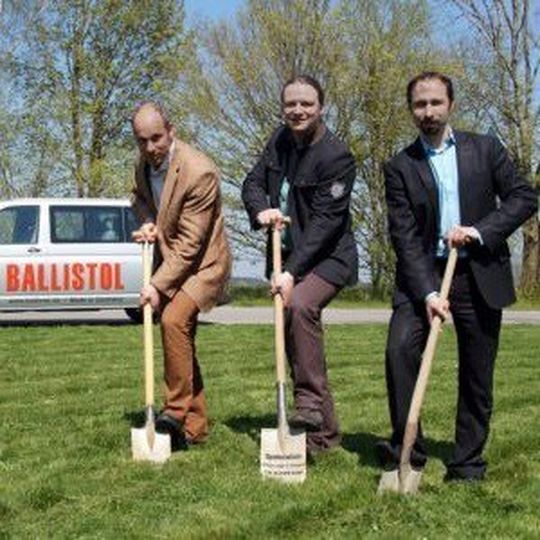 Bürgermeister der Gemeinde Aham Jens Herrnreiter (m.), Dr. Christian Zettler (l.) und Andreas Zettler (r.) beim Spatenstich. Bürgermeister der Gemeinde Aham Jens Herrnreiter (m.), Dr. Christian Zettler (l.) und Andreas Zettler (r.) beim Spatenstich.
