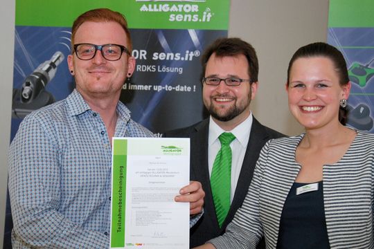 Schulungen sind und bleiben wichtig: Hier freut sich Unternehmer Markus Strohmaier (links) über seine RDKS-Urkunde. Neben ihm Christian Markert und Lisa Pietzschmann von Alligator. Schulungen sind und bleiben wichtig: Hier freut sich Unternehmer Markus Strohmaier (links) über seine RDKS-Urkunde. Neben ihm Christian Markert und Lisa Pietzschmann von Alligator.