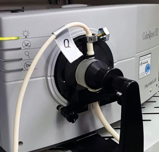 Abb.1: Mit dem Colorquest XE werden die Abwassermessungen durchgeführt. Abb.1: Mit dem Colorquest XE werden die Abwassermessungen durchgeführt.
