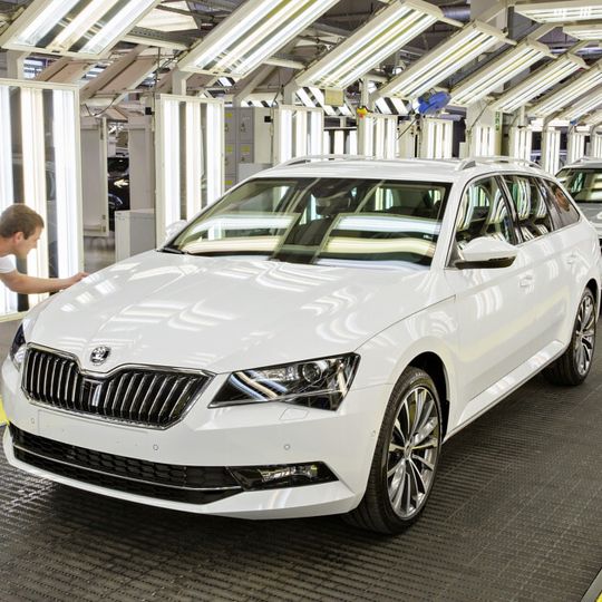 Heute rollte der erste Skoda Superb Combi vom Fließband im Werk Kvasiny. Heute rollte der erste Skoda Superb Combi vom Fließband im Werk Kvasiny.