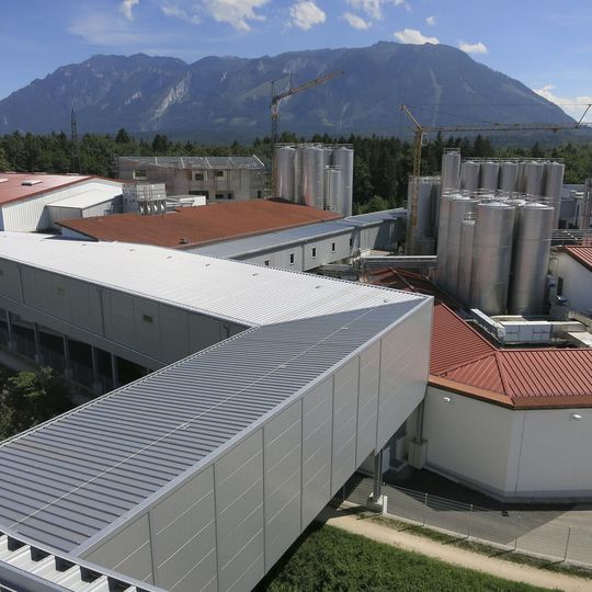 Eine Fördertechnikbrücke verbindet das Hochregallager der Berchtesgadener Milchwerke mit der Produktion und mit zwei bestehenden Lagern. Eine Fördertechnikbrücke verbindet das Hochregallager der Berchtesgadener Milchwerke mit der Produktion und mit zwei bestehenden Lagern.