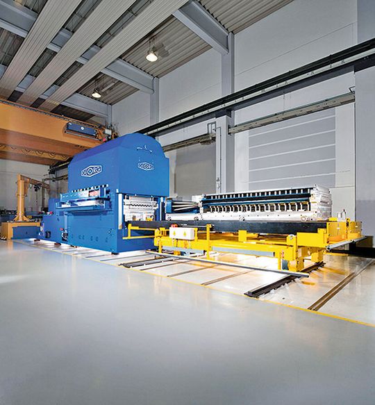 Herzstück der Anlage ist die Hochleistungs-Tafelrichtmaschine RM 120 x 3200.