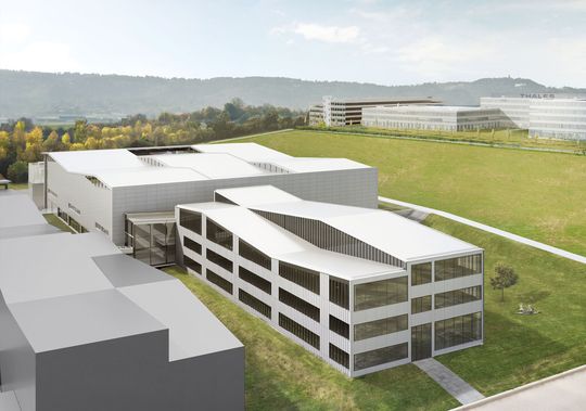 Blick von Norden: Im Vordergrund liegt der Bürokomplex, der etwa 270 Entwicklungs- und Verwaltungsmitarbeitern Platz bieten wird. Blick von Norden: Im Vordergrund liegt der Bürokomplex, der etwa 270 Entwicklungs- und Verwaltungsmitarbeitern Platz bieten wird.