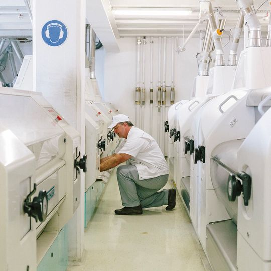 Ein flexibles Stromnetz schont die Ressourcen und hilft Unternehmen bei der Bewältigung der Energiewende. Wie das funktionieren kann, untersucht die Deutsche Energie-Agentur derzeit in einem Projekt. Ein flexibles Stromnetz schont die Ressourcen und hilft Unternehmen bei der Bewältigung der Energiewende. Wie das funktionieren kann, untersucht die Deutsche Energie-Agentur derzeit in einem Projekt.