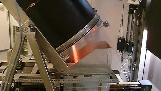 Der Drehrohrofen, in dem das Metall eingeschmolzen wird, ähnelt einer länglichen Waschmaschinentrommel. Der Drehrohrofen, in dem das Metall eingeschmolzen wird, ähnelt einer länglichen Waschmaschinentrommel.