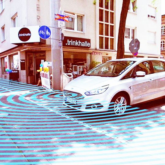 Safety first: Fords neue Kameratechnik lässt Autofahrer an unübersichtlichen Stellen quasi um die Ecke schauen.