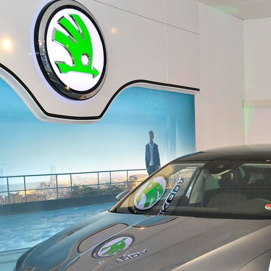 Der Skoda-Betrieb von Auto Wichert in Norderstedt präsentiert sich den Kunden nach dem Umbau in der aktuellen Skoda-CI. Der Skoda-Betrieb von Auto Wichert in Norderstedt präsentiert sich den Kunden nach dem Umbau in der aktuellen Skoda-CI.