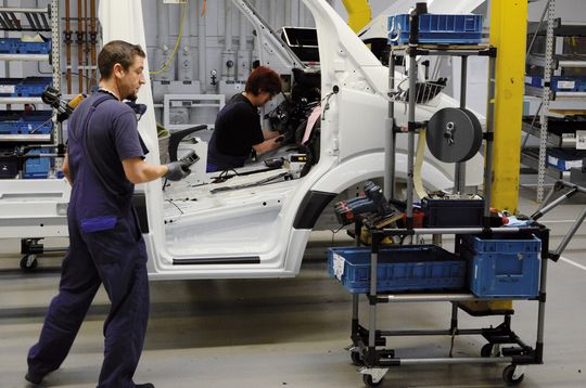 Der Kommissionierwagen wird direkt an das Band geliefert und fährt mit dem Fahrzeug mit. Der Werker bedient sich direkt aus den Kisten.