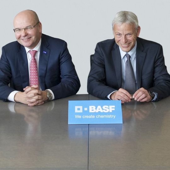 Fluor COO Peter Oosterveer signs global agreement with BASF executives. Fluor COO Peter Oosterveer signs global agreement with BASF executives.
