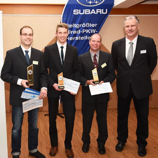 Service-Chef Jörg Kracke (re.) gratulierte den Siegern der „Deutschen Subaru Techniker Meisterschaft 2015“: (v.li.) Oliver Kossmann, Jonas Hainke und Andreas Essers.
