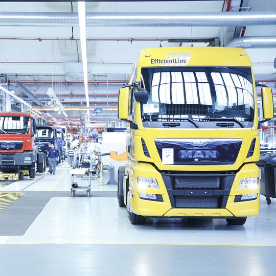 Lkw-Montagelinie bei MAN in München – hier werden Trucks mit einem zulässigen Gesamtgewicht von 18 bis 41 t gefertigt. Lkw-Montagelinie bei MAN in München – hier werden Trucks mit einem zulässigen Gesamtgewicht von 18 bis 41 t gefertigt.
