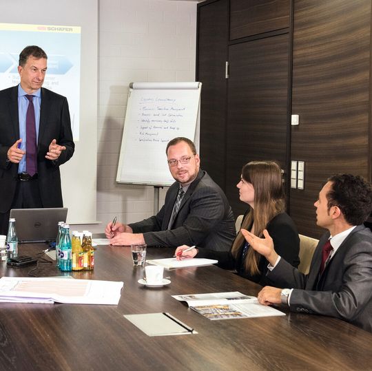 Die Business Consultancy Group bei SSI Schäfer berät und unterstützt Kunden ganzheitlich vor, während und nach der Projektphase. Die Business Consultancy Group bei SSI Schäfer berät und unterstützt Kunden ganzheitlich vor, während und nach der Projektphase.