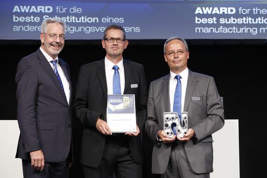 Martin Guthoff ( Technical Product Management, zweiter von links) und Dr. Martin A. Stehle (Sales Director, rechts) von der Firma Georg Fischer Automotive nehmen den Preis bei der Verleihung des 4. Newcast Awards an. Überreicht wird dieser von Joachim Schäfer (Geschäftsführer der Messe Düsseldorf). Martin Guthoff ( Technical Product Management, zweiter von links) und Dr. Martin A. Stehle (Sales Director, rechts) von der Firma Georg Fischer Automotive nehmen den Preis bei der Verleihung des 4. Newcast Awards an. Überreicht wird dieser von Joachim Schäfer (Geschäftsführer der Messe Düsseldorf).
