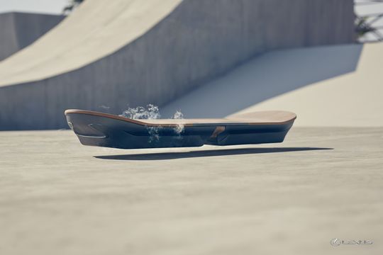 Sieht edel aus, aber funktioniert es auch? Der Autohersteller Lexus präsentiert mit dem Hoverboard "Slide" eine neue Art der Fortbewegung. Sieht edel aus, aber funktioniert es auch? Der Autohersteller Lexus präsentiert mit dem Hoverboard "Slide" eine neue Art der Fortbewegung.