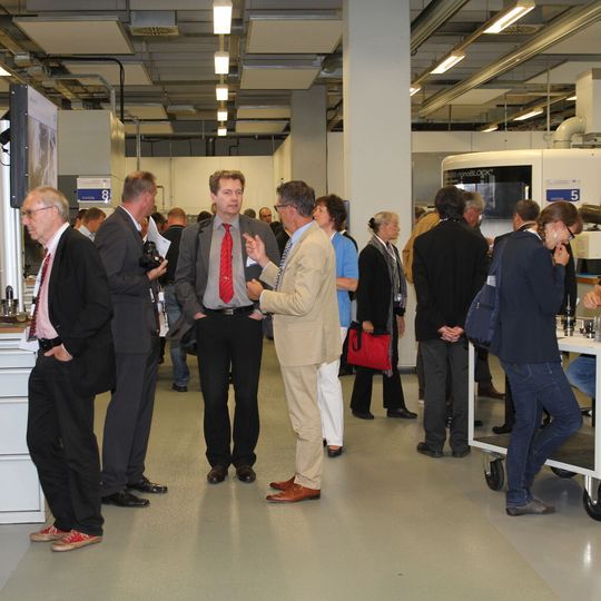 Im Anschluss an den Mapal Dialog am 16. und 17. Juni lud das Unternehmen zur Pressekonferenz, in der neben Fachvorträgen zu neuen Technologien und Verfahren eine Werkzeugvorführung zu bestaunen war. Im Anschluss an den Mapal Dialog am 16. und 17. Juni lud das Unternehmen zur Pressekonferenz, in der neben Fachvorträgen zu neuen Technologien und Verfahren eine Werkzeugvorführung zu bestaunen war.