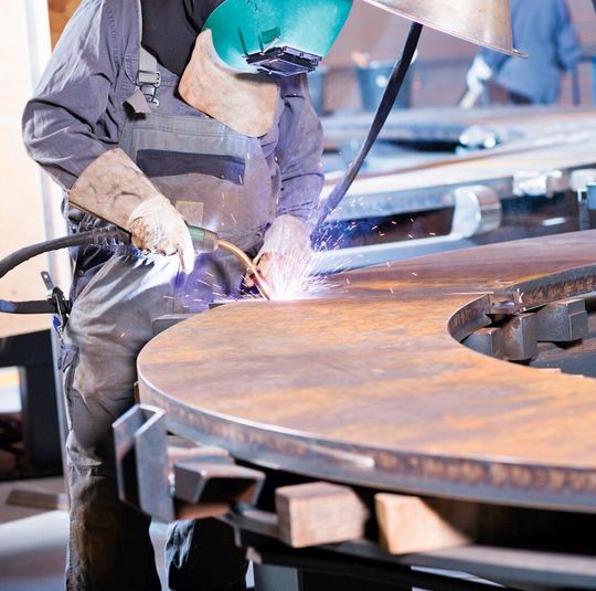 Dank dem energiereduzierten und wärmeminimierten Schweißprozess „forceArc“ profitieren die Schweißer von einem geringeren Verzug und einer erheblichen Fehlervermeidung. Dies spart wertvolle Arbeitszeit für Nacharbeiten. Insgesamt konnte Valmont die Fertigungszeit für eine Bremsscheibe um bis zu 30 % verkürzen. Dank dem energiereduzierten und wärmeminimierten Schweißprozess „forceArc“ profitieren die Schweißer von einem geringeren Verzug und einer erheblichen Fehlervermeidung. Dies spart wertvolle Arbeitszeit für Nacharbeiten. Insgesamt konnte Valmont die Fertigungszeit für eine Bremsscheibe um bis zu 30 % verkürzen.