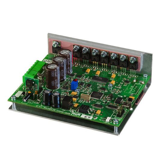 Der günstiger Einplatinen-Umrichter Easy Drive 4310 bietet im Vergleich zum Vorgängermodell mehr Leistung und eine zusätzliche USB-Schnittstelle. Der günstiger Einplatinen-Umrichter Easy Drive 4310 bietet im Vergleich zum Vorgängermodell mehr Leistung und eine zusätzliche USB-Schnittstelle.