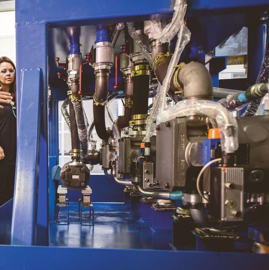 Mit drehzahlvariablen Pumpenantriebe lässt sich durch Senkung der Drehzahl bei Teillast bis zu 80 % Energie einsparen. Mit drehzahlvariablen Pumpenantriebe lässt sich durch Senkung der Drehzahl bei Teillast bis zu 80 % Energie einsparen.