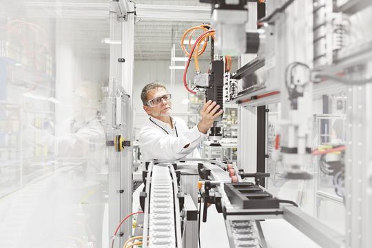 Rückspeisefähige Antriebe schalten den Motor für das Bremsen in den Generatorbetrieb und erzeugen damit elektrische Leistung.