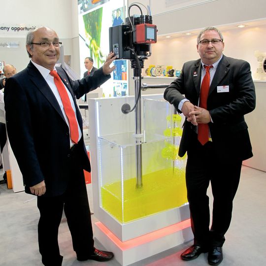 Die Geschäftsführer Heinz (links) und Jürgen Lutz präsentierten die berührungslose Mengenmessung als ein Messe-Highlight auf der Achema. Die Geschäftsführer Heinz (links) und Jürgen Lutz präsentierten die berührungslose Mengenmessung als ein Messe-Highlight auf der Achema.