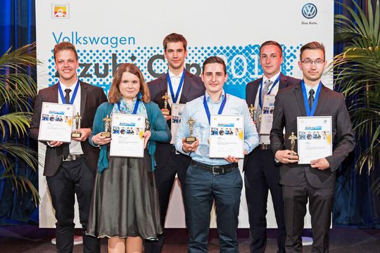 Die Gewinner des „Azubi Cups 2015“: (v.li) Daniel Holtkötter (Mechaniker für Karrosserieinstandhaltungstechnik). Franziska Gsellmann (Kauffrau für Büromanagement), Marius Vaßen (Kfz-Mechatroniker), Daniel Gitt (Fachkraft für Lagerlogistik), Marcus Puschner (Automobilkaufmann) und Tim Feiler (Fahrzeuglackierer).