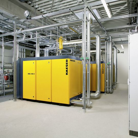 Aus alt mach neu: Moderne Druckluftstationen nutzen alle technischen Möglichkeiten, um die Drucklufterzeugung so zuverlässig und energieeffizient wie möglich zu gestalten. Aus alt mach neu: Moderne Druckluftstationen nutzen alle technischen Möglichkeiten, um die Drucklufterzeugung so zuverlässig und energieeffizient wie möglich zu gestalten.