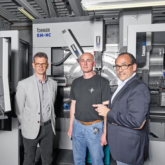 Die Pfisterer-Kollegen Dominic Ketzer, Geschäftsführender Gesellschafter, Thomas Peichl, Leiter Fertigung und Andreas Ketzer, Geschäftsführender Gesellschafter vor ihrem neuen Servo-Stanzbiegeautomat RM-NC von Bihler. Die Pfisterer-Kollegen Dominic Ketzer, Geschäftsführender Gesellschafter, Thomas Peichl, Leiter Fertigung und Andreas Ketzer, Geschäftsführender Gesellschafter vor ihrem neuen Servo-Stanzbiegeautomat RM-NC von Bihler.