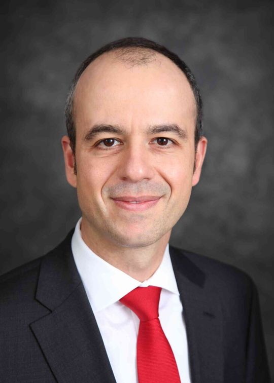 Thomas Donato, neuer Präsident für die EMEA-Region, Rockwell Automation: „Wir werden unser Geschäft weiterhin ausbauen, indem wir Endkunden sowie Maschinenbauer in zweifacher Hinsicht unterstützen.“ Thomas Donato, neuer Präsident für die EMEA-Region, Rockwell Automation: „Wir werden unser Geschäft weiterhin ausbauen, indem wir Endkunden sowie Maschinenbauer in zweifacher Hinsicht unterstützen.“