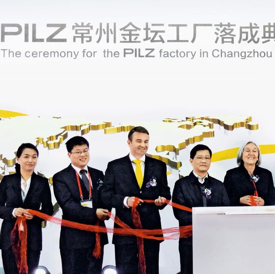 Feierlich eröffnet Pilz im chinesischen Jintan seine erste Produktionsstätte in Asien. Von links: Rachel Wang (Geschäftsführerin Pilz China), Li Hao (Stv. Bürgermeister von Jintan), Thomas Pilz (Geschäftsführender Gesellschafter Pilz GmbH & Co. KG), Di Zhi Qiang (Bürgermeister von Jintan), Renate Pilz (Vorsitzende der Geschäftsführung Pilz GmbH & Co. KG). Feierlich eröffnet Pilz im chinesischen Jintan seine erste Produktionsstätte in Asien. Von links: Rachel Wang (Geschäftsführerin Pilz China), Li Hao (Stv. Bürgermeister von Jintan), Thomas Pilz (Geschäftsführender Gesellschafter Pilz GmbH & Co. KG), Di Zhi Qiang (Bürgermeister von Jintan), Renate Pilz (Vorsitzende der Geschäftsführung Pilz GmbH & Co. KG).
