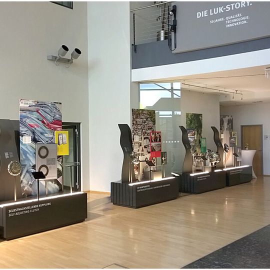 Herzstück der Ausstellung „Die LuK Story. 50 Jahre. Qualität. Technologie. Innovation.“ anlässlich des 50-jährigen Jubiläums ist die „Galerie der Innovationen“. Herzstück der Ausstellung „Die LuK Story. 50 Jahre. Qualität. Technologie. Innovation.“ anlässlich des 50-jährigen Jubiläums ist die „Galerie der Innovationen“.