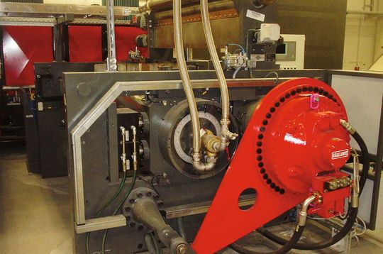 Das von der RADO Gummi GmbH entwickelte Maschinenverfahren mischt die Inhaltsstoffe einer Kautschukrezeptur schnell und effektiv zu einem homogenen Teig. Für den Innenmischer werden Hägglunds Hydraulikmotoren von Rexroth eingesetzt. Das von der RADO Gummi GmbH entwickelte Maschinenverfahren mischt die Inhaltsstoffe einer Kautschukrezeptur schnell und effektiv zu einem homogenen Teig. Für den Innenmischer werden Hägglunds Hydraulikmotoren von Rexroth eingesetzt.