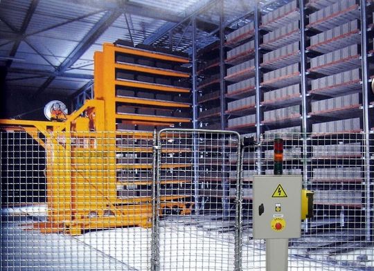 Um den Schiebebühnenbereich bei laufender Anlage zu betreten, weil beispielsweise eine Anomalie überprüft werden soll, nimmt der Bediener den Handsender aus der Ladehalterung und autorisiert sich durch den elektronischen Schlüssel. Wenn ein Mitarbeiter den Bereich ohne Handsender betritt, schaltet sich die Schiebebühne sofort ab. Um den Schiebebühnenbereich bei laufender Anlage zu betreten, weil beispielsweise eine Anomalie überprüft werden soll, nimmt der Bediener den Handsender aus der Ladehalterung und autorisiert sich durch den elektronischen Schlüssel. Wenn ein Mitarbeiter den Bereich ohne Handsender betritt, schaltet sich die Schiebebühne sofort ab.