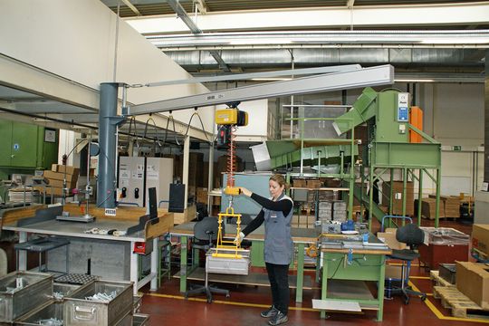 Die Fertigung von Präzisionsformteilen und Sonderschrauben in Heerbrugg wird von GIS-Hubhilfen unterstützt.