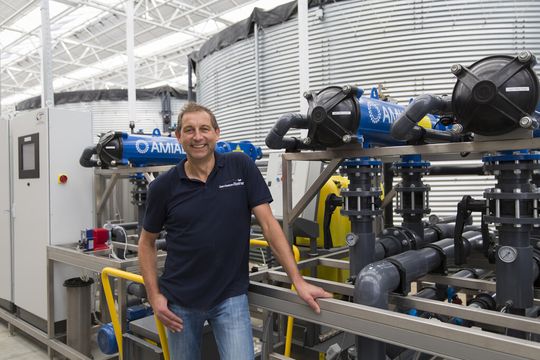 Für seine Anlage verlegte Steiner 380 km Heizungsrohre und installierte ein 45.000 m 3 großes Regenwasser-Sammelbecken für die komplette Wasserversorgung.