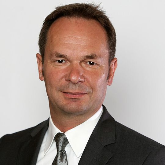 Der Aufsichtsrat von Pirelli Deutschland hat Frank J. Delesen mit Wirkung zum 17. Juli 2015 zum Geschäftsführer und Vorsitzenden der Geschäftsführung bestellt. Der Aufsichtsrat von Pirelli Deutschland hat Frank J. Delesen mit Wirkung zum 17. Juli 2015 zum Geschäftsführer und Vorsitzenden der Geschäftsführung bestellt.