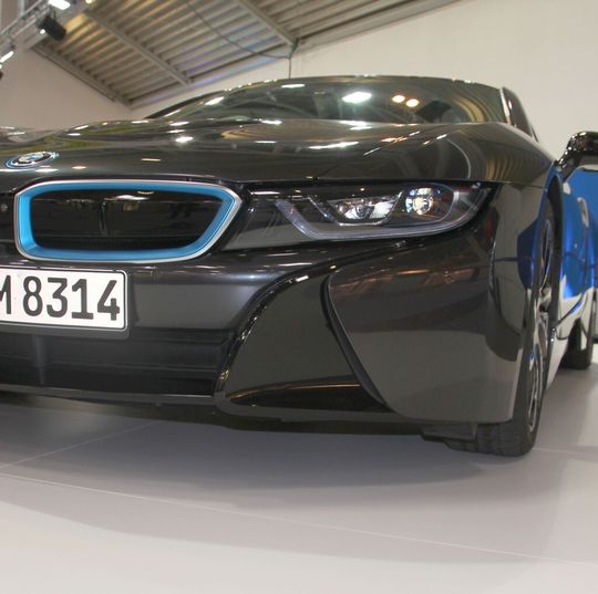 Der BMW i8 ist das erste Auto mit einer vollkommen neuen Lichttechnologie – dem „Laserlicht“. Die Beteiligte Firmen waren Jenoptik, Kuka, Newport Spectra-Physics, Limo Lissotschenko, Polytec, Rofin Sinar, Trioptics und Trumpf. Der BMW i8 ist das erste Auto mit einer vollkommen neuen Lichttechnologie – dem „Laserlicht“. Die Beteiligte Firmen waren Jenoptik, Kuka, Newport Spectra-Physics, Limo Lissotschenko, Polytec, Rofin Sinar, Trioptics und Trumpf.