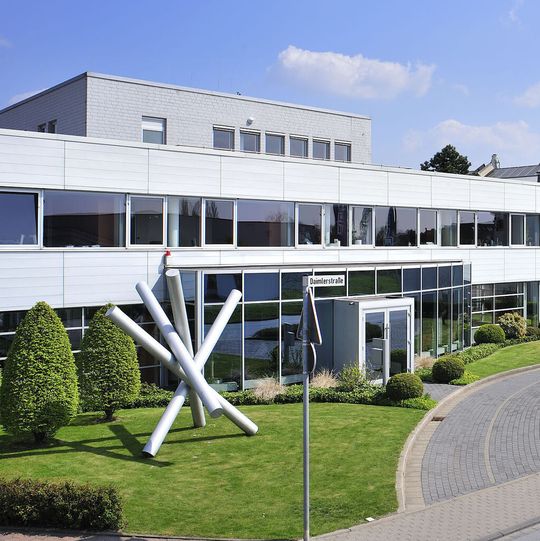 Die Verwaltung von Apt Hiller in Monheim. Der Fertiger von Aluminiumprofilen ist von der Sedant Group übernommen worden. Die Verwaltung von Apt Hiller in Monheim. Der Fertiger von Aluminiumprofilen ist von der Sedant Group übernommen worden.