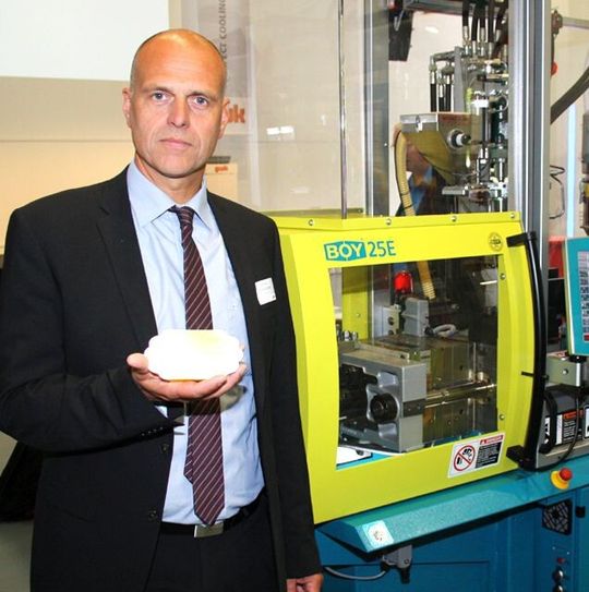 BOY zeigte beim Open-House im neuen Technikum des Temperier- und Kältetechnikspezialisten GWK das reproduzierbare Marmorieren von Delikatessenschalen auf einer BOY 25 E. BOY zeigte beim Open-House im neuen Technikum des Temperier- und Kältetechnikspezialisten GWK das reproduzierbare Marmorieren von Delikatessenschalen auf einer BOY 25 E.