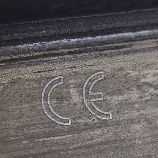 Nadelmarkierung CE-Zeichen auf Stahlträger. Nadelmarkierung CE-Zeichen auf Stahlträger.