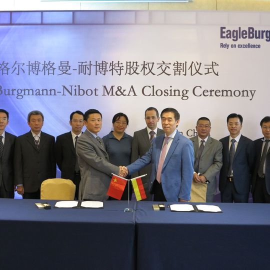 Besiegelten die Akquisition in einer feierlichen Zeremonie: Yong Li (General Manager Nibot) und Simon Guo (CEO Eagle Burgmann China) freuen sich auf die zukünftige Zusammenarbeit „unter einem Dach“. Im Hintergrund das Management von Nibot (li.) und Eagle Burgmann China (re.). Besiegelten die Akquisition in einer feierlichen Zeremonie: Yong Li (General Manager Nibot) und Simon Guo (CEO Eagle Burgmann China) freuen sich auf die zukünftige Zusammenarbeit „unter einem Dach“. Im Hintergrund das Management von Nibot (li.) und Eagle Burgmann China (re.).