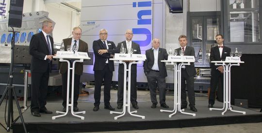 Die Vorstände der SHW-Unternehmen auf der Pressekonferenz vor dem Festakt. V.l.r.: Dr. Thomas Buchholz (SHW AG), Ulrich Severing (SHW Casting Technologies), Anton Müller und Christian Hühn (SHW Werkzeugmaschinen), Hans-Peter und Achim Brommer (SHW Handling Solutions) und Dr. phil. Uwe Fliegauf.