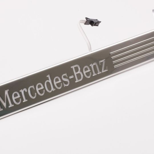 Mercedes-Benz verbaut am Türeinstieg diese hinterleuchtete Kunststoffleiste. Mithilfe des roboterunterstützten Laserschweißens gelingt die Herstellung besonders wirtschaftlich und flexibel, wie die Laserspezialisten von LPKF erklären. Mercedes-Benz verbaut am Türeinstieg diese hinterleuchtete Kunststoffleiste. Mithilfe des roboterunterstützten Laserschweißens gelingt die Herstellung besonders wirtschaftlich und flexibel, wie die Laserspezialisten von LPKF erklären.