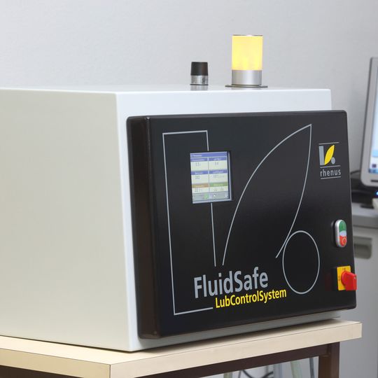 Fluid-Safe ist ein automatisches Gerät, das über herkömmliche Parameter hinaus den mikrobiologischen Zustand von Kühlschmierstoff-Emulsionen misst und die Daten online übertragen kann.