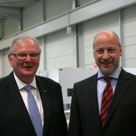 Georges Reiss (links), ehemaliger Geschäftsleitung von TRUMPF Haguenau und Tomas Wolf (rechts), zukünftiger Geschäftsführer der TRUMPF Machines SARL. Georges Reiss (links), ehemaliger Geschäftsleitung von TRUMPF Haguenau und Tomas Wolf (rechts), zukünftiger Geschäftsführer der TRUMPF Machines SARL.